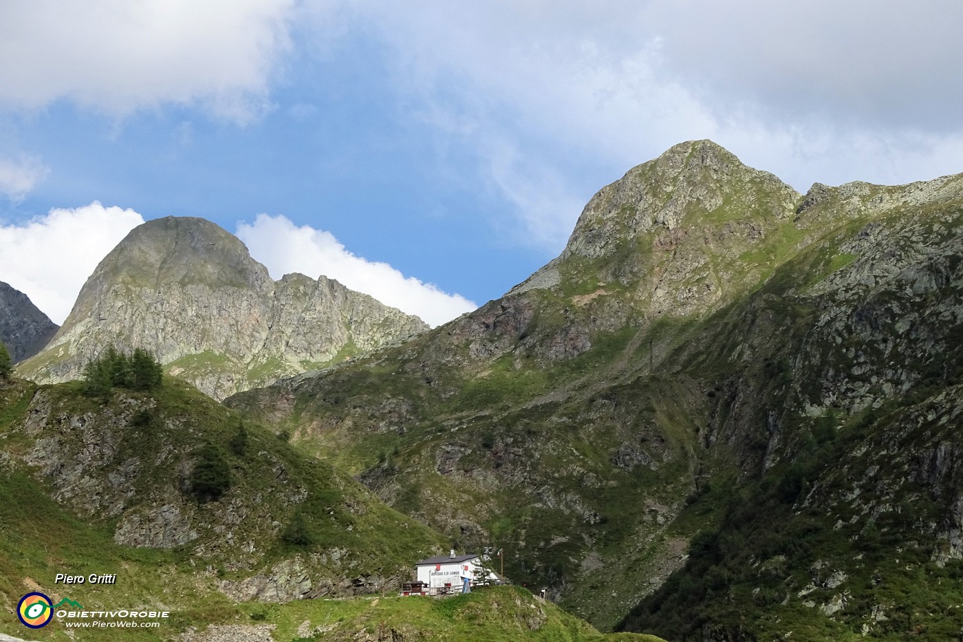 94 Il bianco Rif. Longo col Monte Sasso e l'Aga.JPG